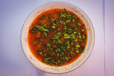 Supă tradițională românească cu legume și verdeață.