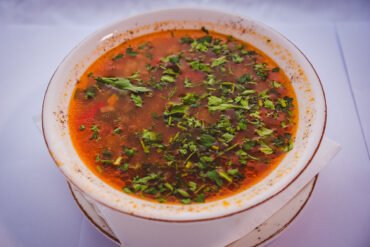 Supă tradițională românească cu legume și pătrunjel.